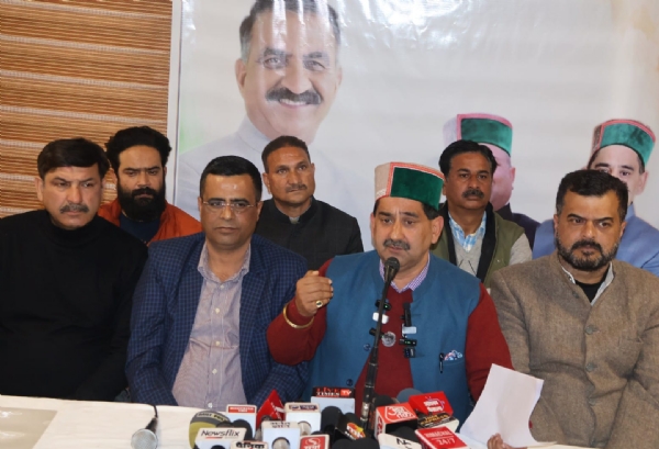 पत्रकार वार्ता को सम्बोधित करते हुए उपमुख्य सचेतक।