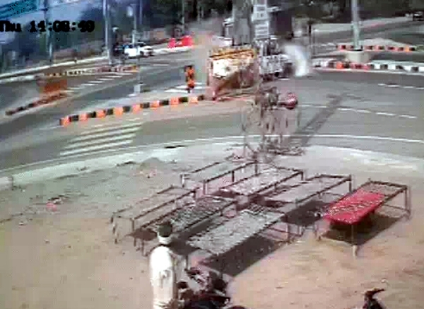 ट्रेलर ने पिकअप को टक्कर मारी, एक की मौत : सीसीटीवी वीडियो में पूरी घटना दिखाई दी