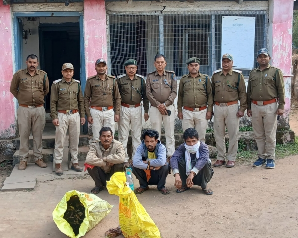 गिरफ्तार तीनाे आरोपी के साथ जब्त समग्री