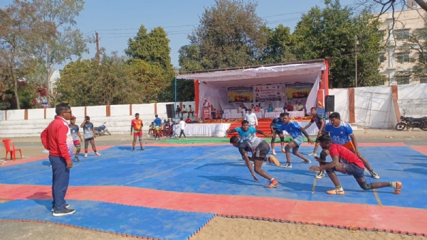 कबड्डी खेलते हुए खिलाडी