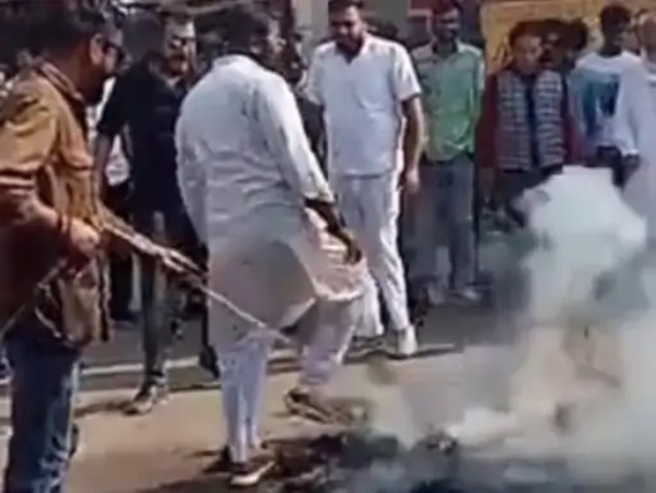 पुतला जलाते कांग्रेसी