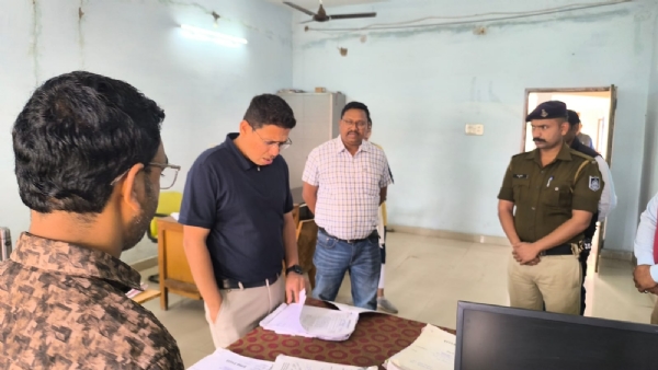 कार्यालय का निरीक्षण करते हुए कलेक्टर हर्षल पंचोली