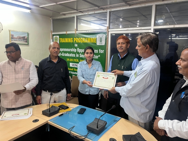 कृषि विद्यार्थियों ने सीखे बीज उत्पादन व्यवसाय के गुर