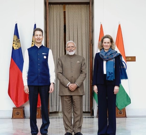 नई दिल्ली में इंडिया एआई इम्पैक्ट समिट 2026 के दौरान प्रधानमंत्री नरेन्द्र मोदी लिकटेंस्टीन के उत्तारधिकारी राजकुमार एलोइस फिलिप मारिया से मुलाकात करते हुए