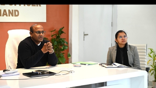 मुख्य निर्वाचन अधिकारी बैठक करते हुए। मुख्य निर्वाचन अधिकारी बैठक करते हुए।