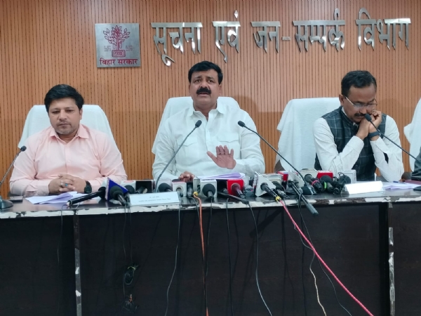 अल्पसंख्यक कल्याण मंत्री जमा खान पत्रकार वार्ता करते हुए