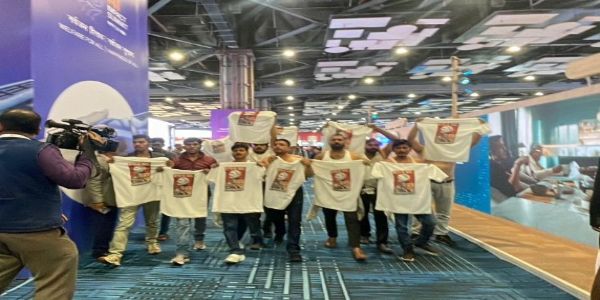 इंडिया एआई समिट में प्रदर्शन करते युवा कांग्रेस के सदस्य