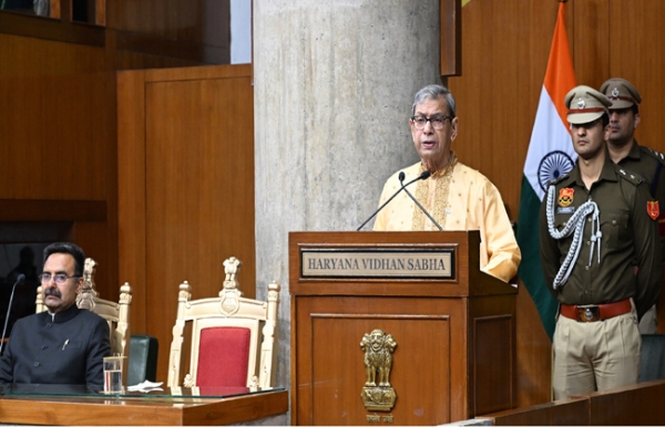 हरियाणा के राज्यपाल असीम कुमार घाेष विधानसभा में अभिभाषण देते हुए