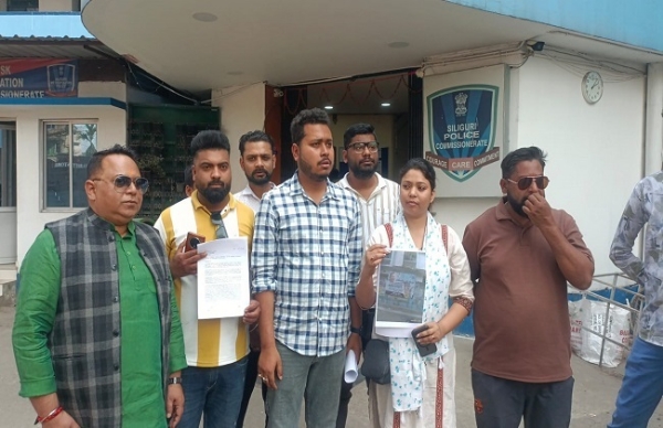 सिलीगुड़ी थाने में शिकायत दर्ज करने पहुंचे युवा तृणमूल कांग्रेस के सदस्य
