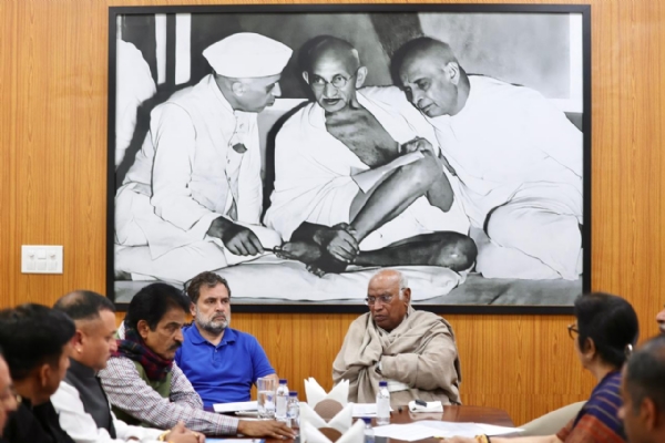 कांग्रेस अध्यक्ष मल्लिकार्जुन खरगे और राहुल गांधी के साथ बैठक में शामिल प्रदेश कांग्रेस अध्यक्ष और विधायक दल नेता।