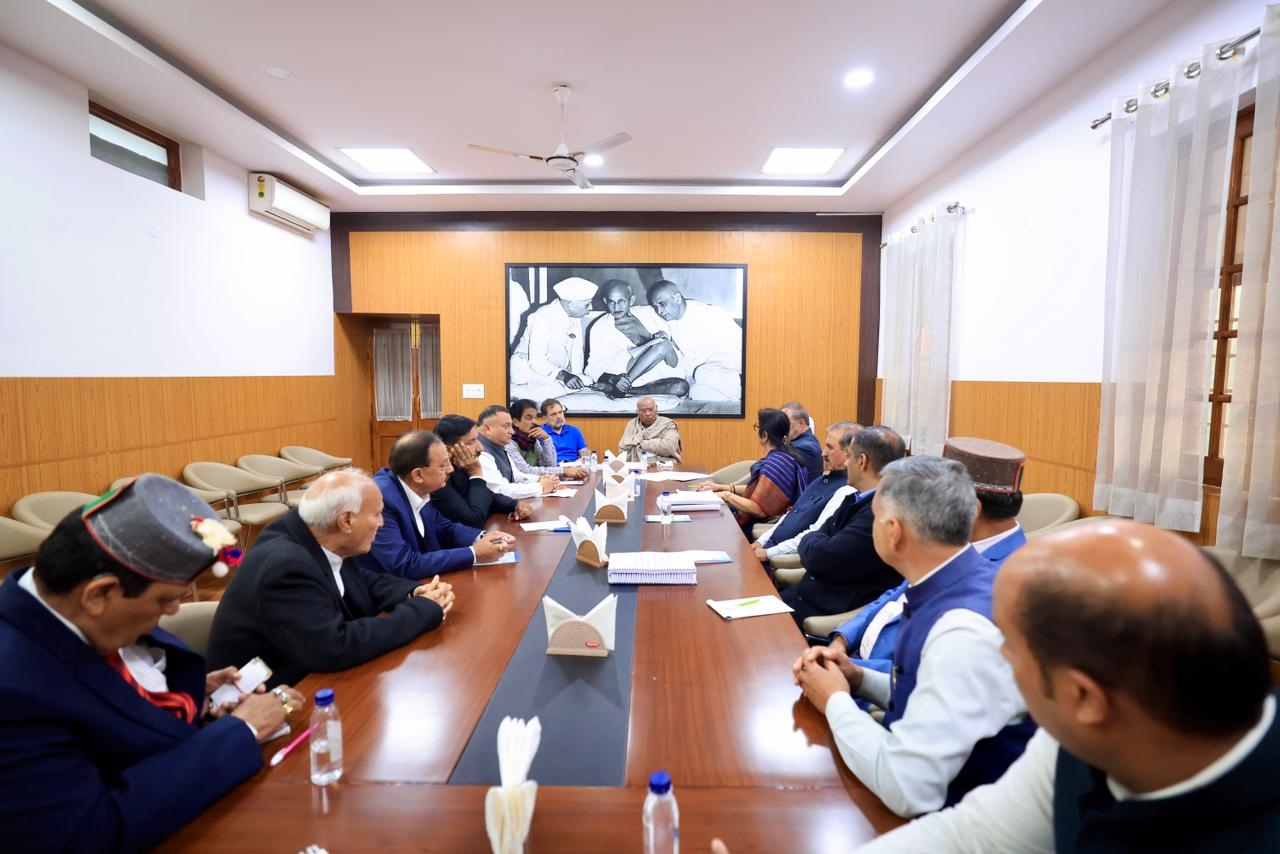 कांग्रेस अध्यक्ष मल्लिकार्जुन खरगे और राहुल गांधी के साथ बैठक में शामिल प्रदेश कांग्रेस अध्यक्ष और विधायक दल नेता।