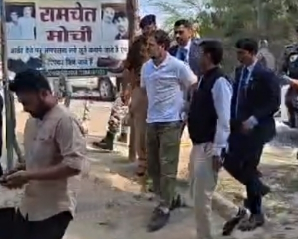 राम चेत मोची की दुकान पर जाते समय