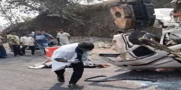 वापी-धरमपुर मार्ग पर भीषण हादसा वापी-धरमपुर मार्ग पर भीषण हादसा