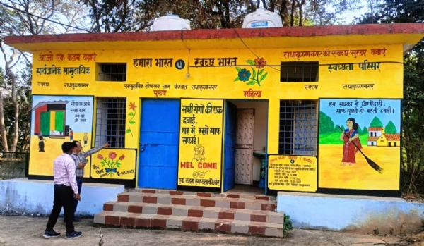 निरीक्षण करते अधिकारी।