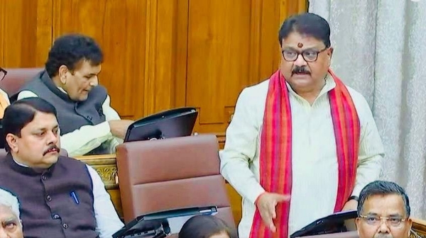 सदन में बोलते हुए विजय बहादुर पाठक