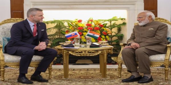 नई दिल्ली में इंडिया एआई इम्पैक्ट समिट 2026 के दौरान प्रधानमंत्री नरेन्द्र मोदी स्लोवाक गणराज्य के राष्ट्रपति पीटर पेल्लेग्रिनी से मुलाकात करते हुए