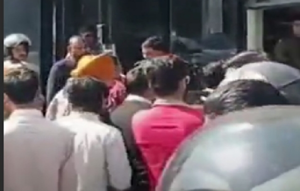 जूता कारोबारी को गोली मारी