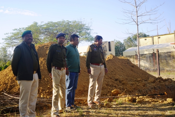 कार्रवाई करते अधिकारी।