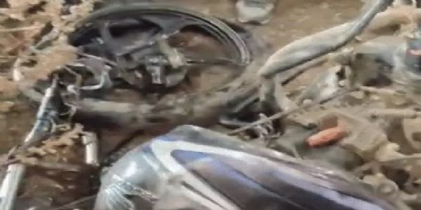 हादसे के बाद क्षतिग्रस्त बाइक की तस्वीर