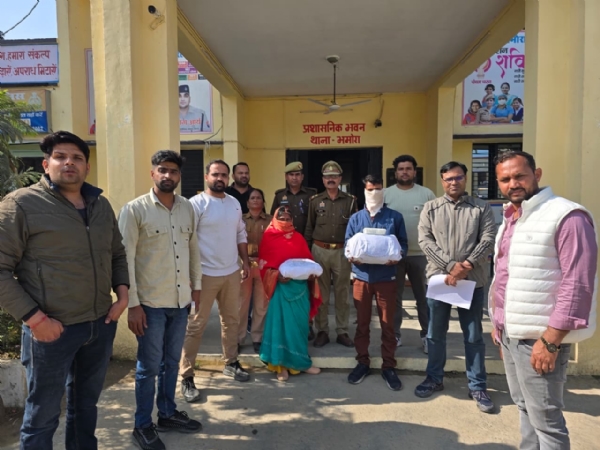 भमोरा थाने के बाहर 10 किलो अफीम के साथ गिरफ्तार सास-दामाद, बरामदगी के साथ एएनटीएफ और पुलिस टीम।