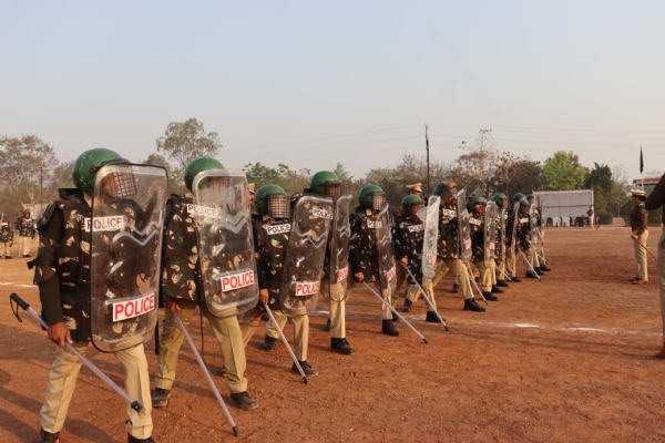 प्रदर्शन करते हुए पुलिस के जवान।