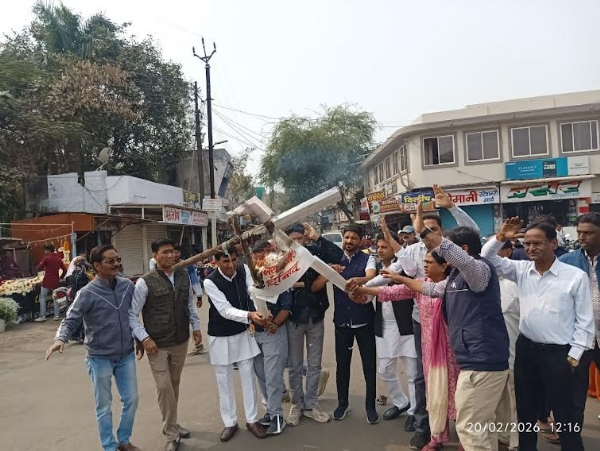 कांग्रेस ने प्रदेश सरकार के तीन मंत्रियों के पुतले फूंके, इस्तीफे की मांग