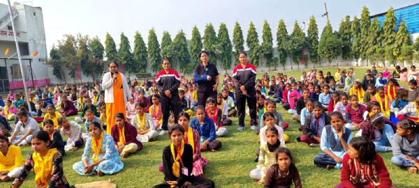 महिला पुलिस टीम ने बेटियों को सिखाए आत्मरक्षा के गुर