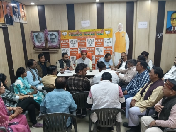 बैठक के दौरान जिलाध्यक्ष अनिल दीक्षित व अन्य