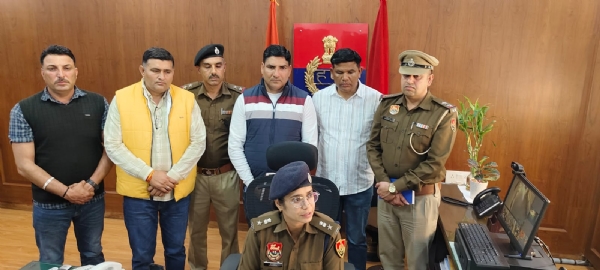 गोली कांड के आरोपियो के पकड़े जाने की जानकारी देते एसपी उपासना