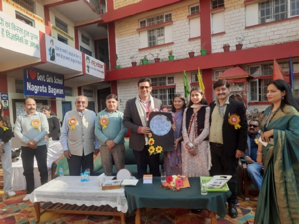 फेयरवेल के दौरान आरएस बाली और अन्य।