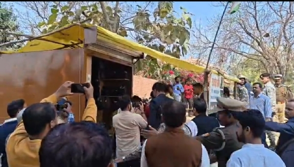 राम चेत मोची की दुकान पर  राहुल गाँधी