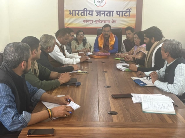 बैठक के दौरान क्षेत्रीय अध्यक्ष प्रकाश पाल व अन्य