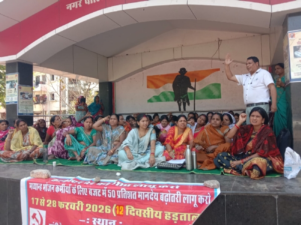 गांधी मैदान में धरनारत मध्याह्न भोजन मजदूर एकता यूनियन के सदस्य।