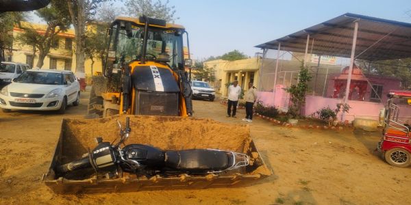 अलवर पुलिस का अवैध खनन पर बड़ा एक्शन- 15 डंपर, 14 ट्रैक्टर-ट्रॉली और 1 जेसीबी जब्त, 3 आरोपी गिरफ्तार