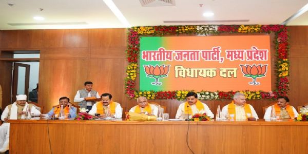 संगठन की ताकत बढ़ाने के लिए कार्यकर्ताओं से नियमित संवाद करें विधायकः डॉ. मोहन यादव