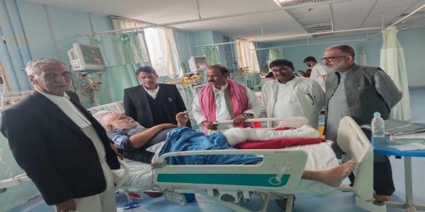 एसआरएन अस्पताल पहुंचे सपा प्रदेश अध्यक्ष श्यामलाल पाल, घायल अधिवक्ता का लिया हालचाल