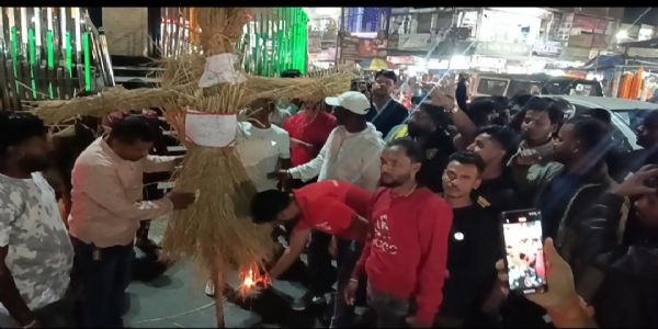 हिंदू संगठनाें ने थाना प्रभारी का फूंका पुतला