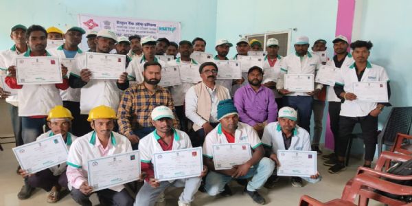 सूरजपुर : आरसेटी में राजमिस्त्री प्रशिक्षण पूर्ण, प्रशिक्षुओं को मिले प्रमाण पत्र