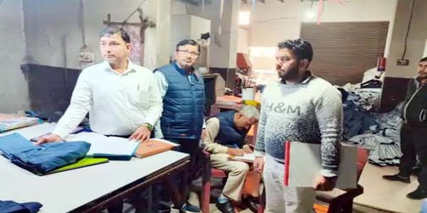 फरीदाबाद में जींस की फैक्ट्री पर सीएम फ्लाइंग की रेड, सैंपल भेजा लैब