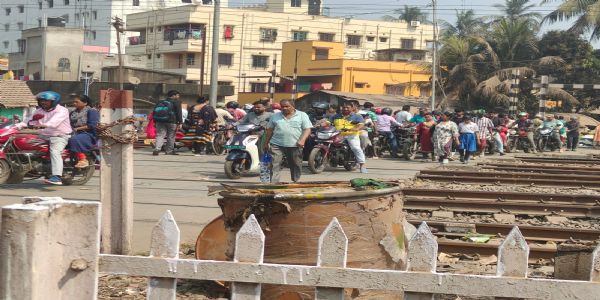 अनधिकृत पार मार्ग बंद होने पर लेवल क्रॉसिंग के पास प्रदर्शन
