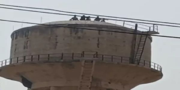 पानी की टंकी पर चढक़र प्रदर्शन कर रहे ग्रामीणों पर मधुमक्खियों का हमला