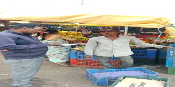 गोल बाजार में कचरा फैलाने वालों पर निगम की सख्ती, की गई चलानी कार्रवाई