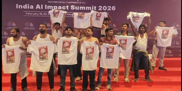 युवा कांग्रेस कार्यकर्ता विरोध करते हुए