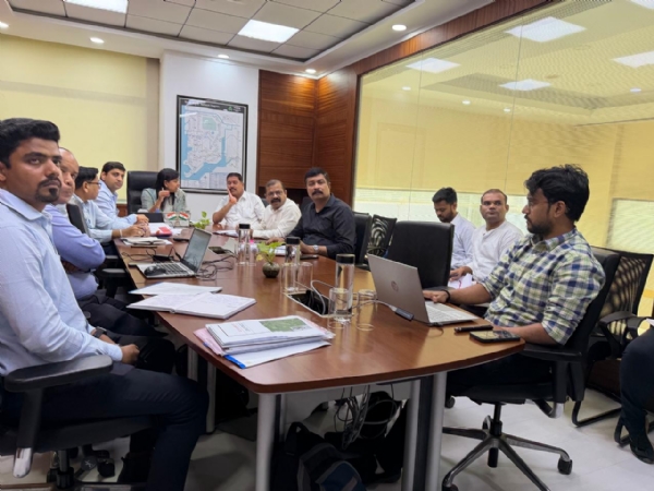 बैठक के दौरान विधायक और अधिकारी।