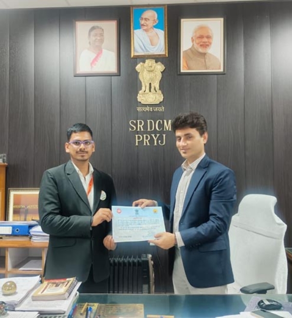 मो. शहबाज को सम्मानित करते सीनियर डीसीएम