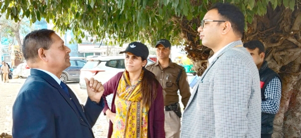 निरीक्षण के दौरान मेला अधिकारी व अन्य निरीक्षण के दौरान मेला अधिकारी व अन्य