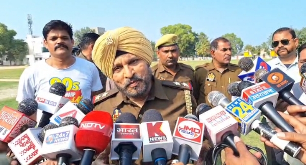 मीडिया को बयान देते फिल्म अभिनेता अन्नू कपूर