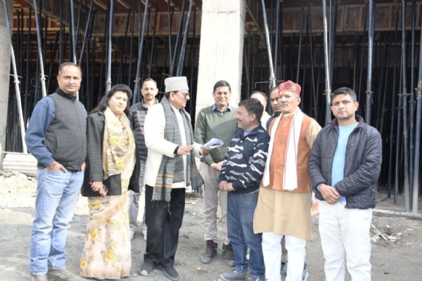 भवाली बाईपास पुल और कैंचीधाम के विकास कार्यों का निरीक्षणक करते सांसद