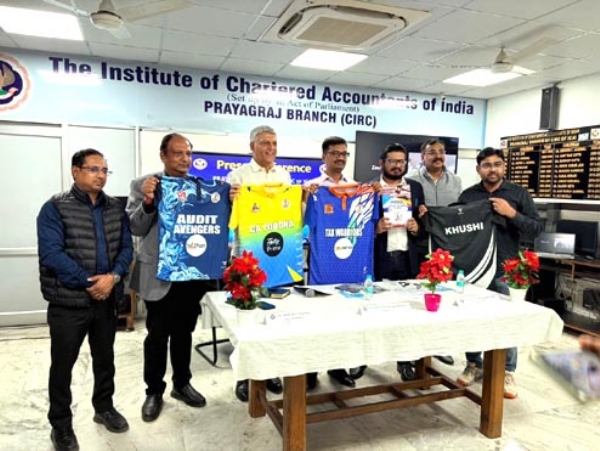 जर्सी दिखाते सीए के पदाधिकारी