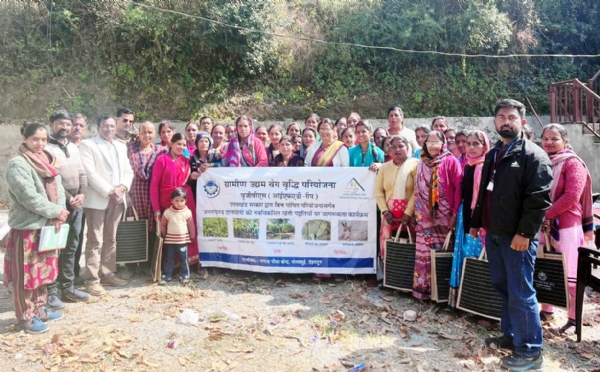 बैठक में शामिल महिलायें